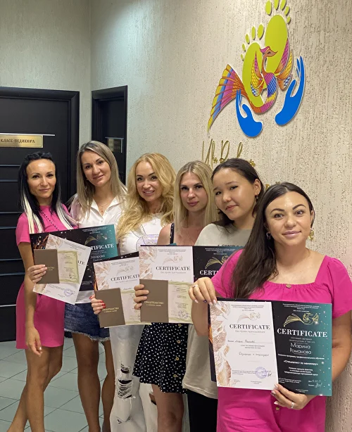 Команда школы маникюра White Lotus в Волгограде