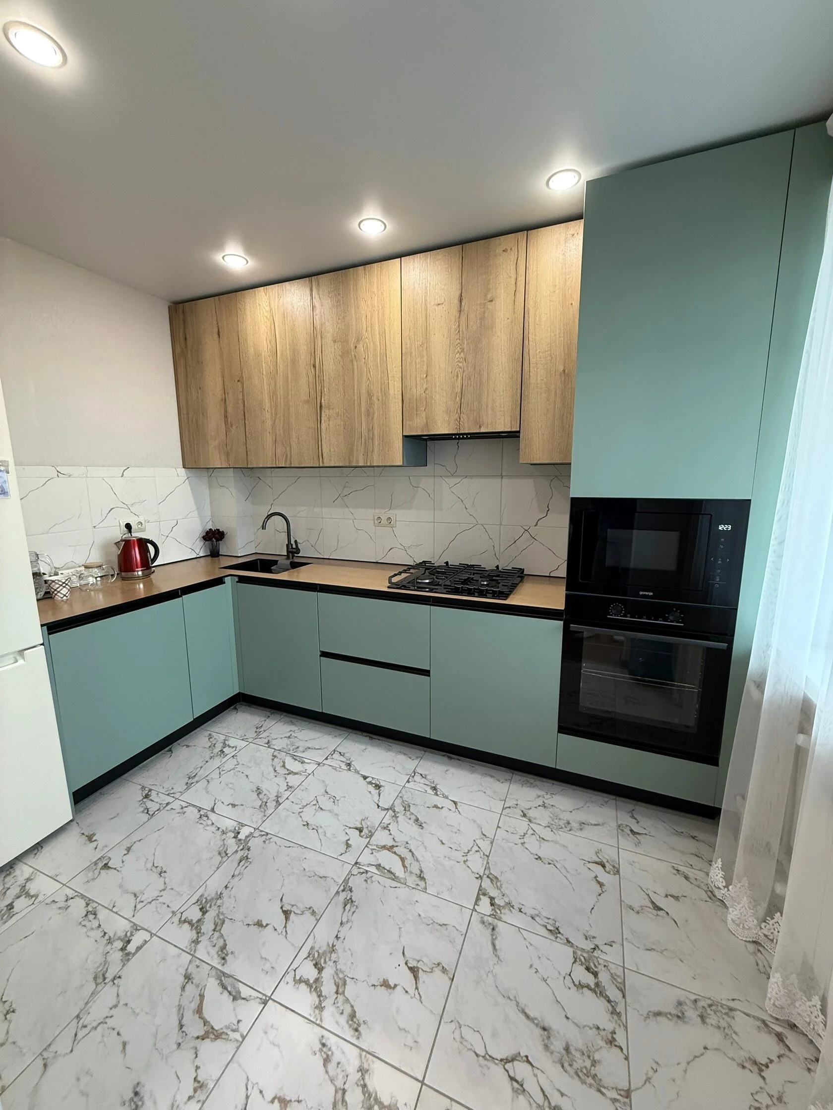 Рабочая зона кухни Madera Lyna с техникой Gorenje