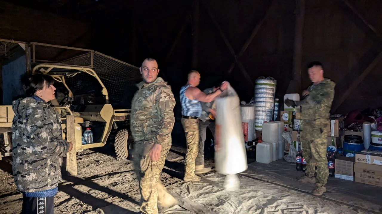 Передача помощи бойцам