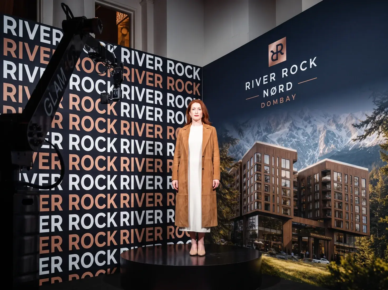Концепция фотозоны River Rock с камерой и брендированным фоном