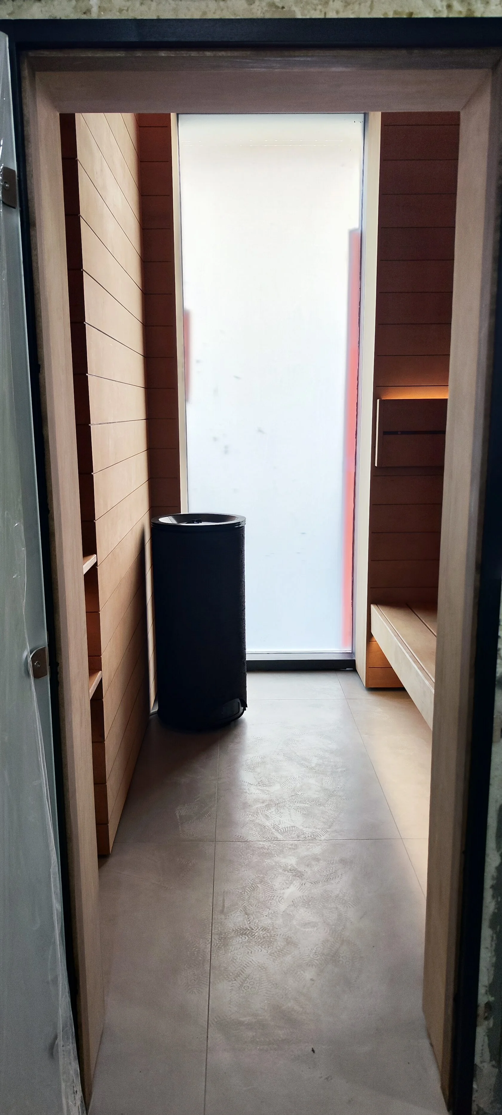 Монтаж финской сауны под ключ с панорамным остеклением