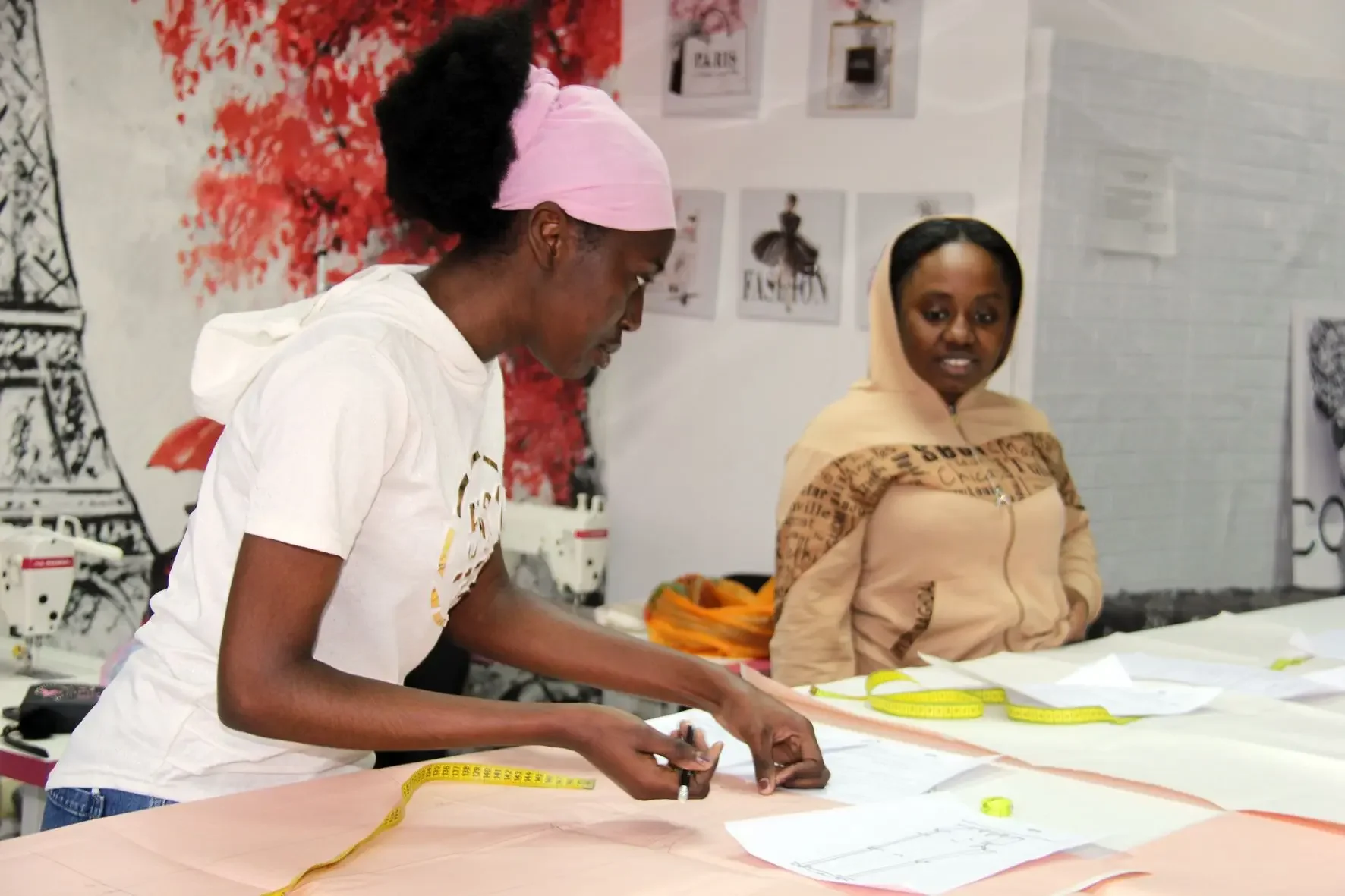 Совместная работа участников проекта Таврида Модная в мастерской