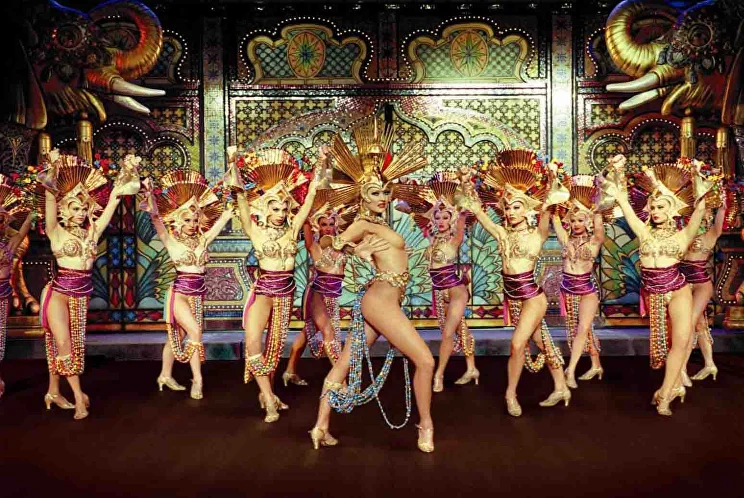 Достар той алдында бір-бірінің қалыңдығын сиқыған