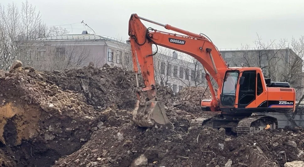 Спецтехника в процессе демонтажа железобетонных конструкций