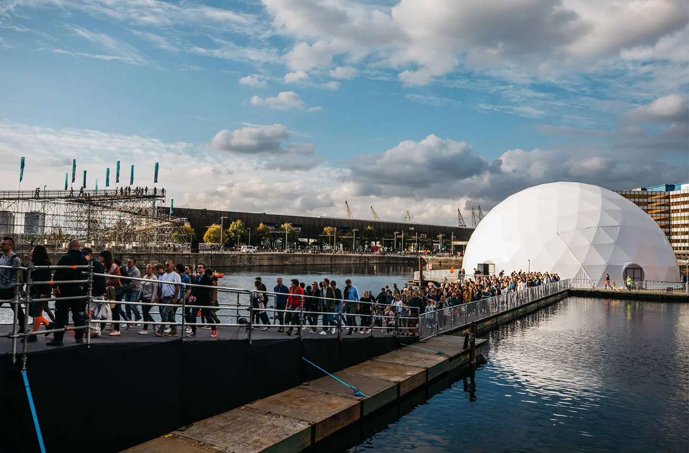 Сферических шатров в аренду — купол на набережной, гости у входа