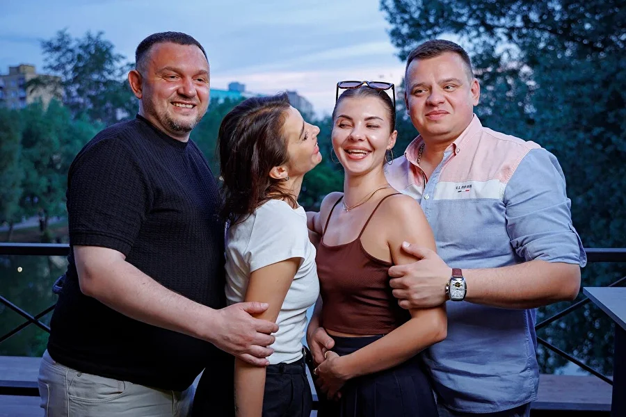 Компания на веранде у пруда