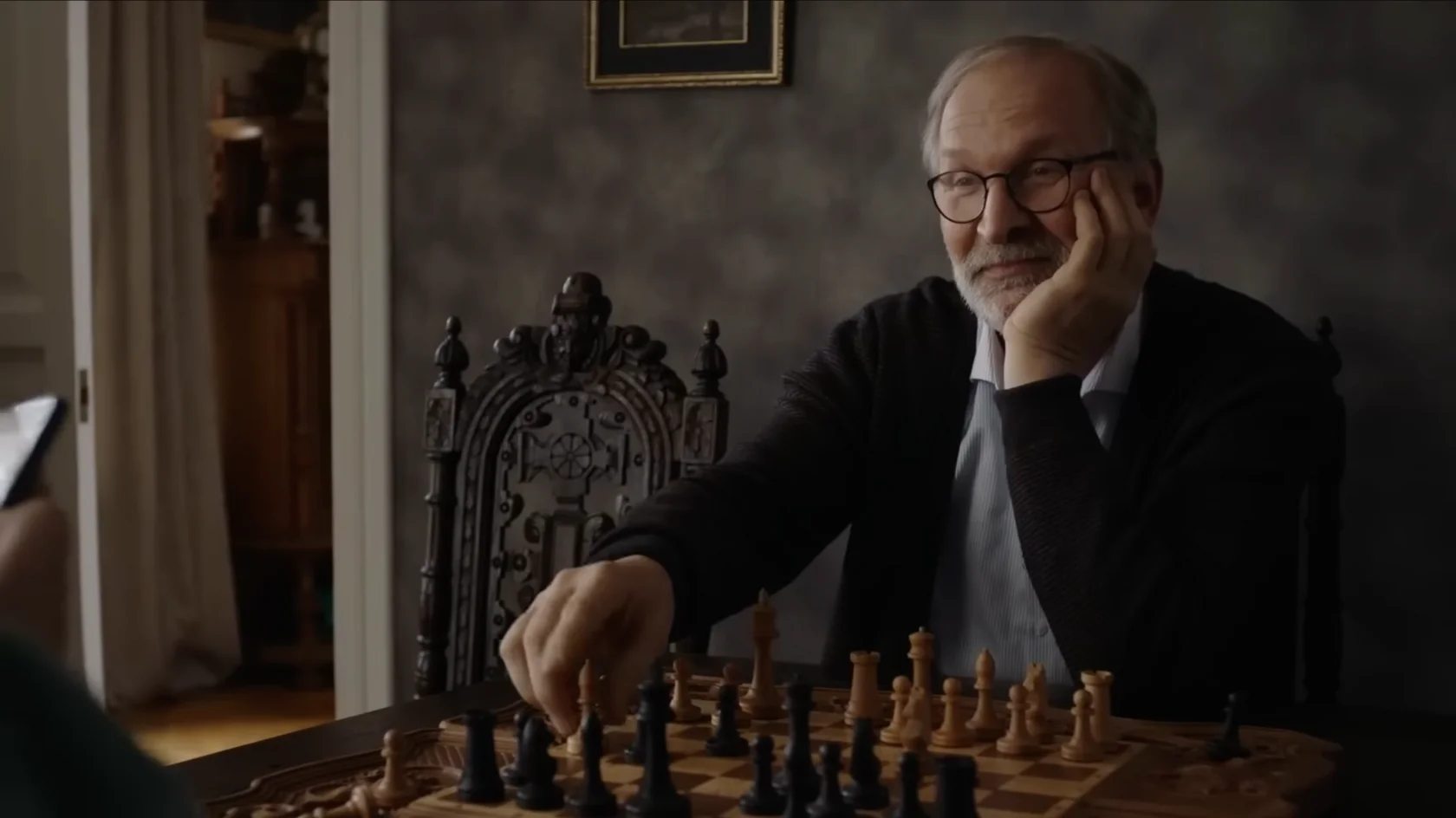 Юра с дедом за шахматами — крупно