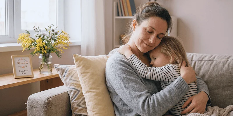 Мама обнимает ребенка