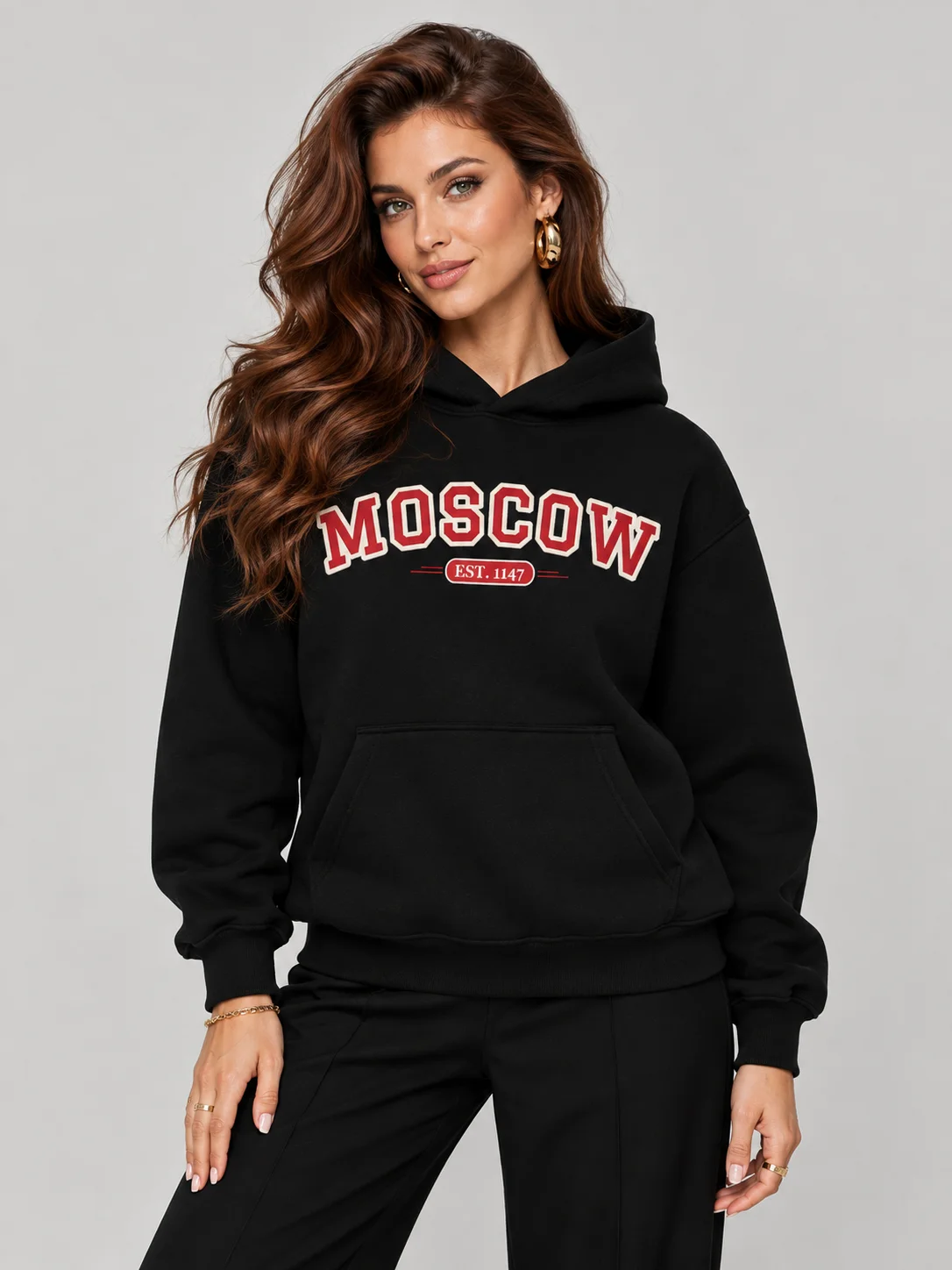 Девушка в чёрном худи с красно-белой вышивкой MOSCOW