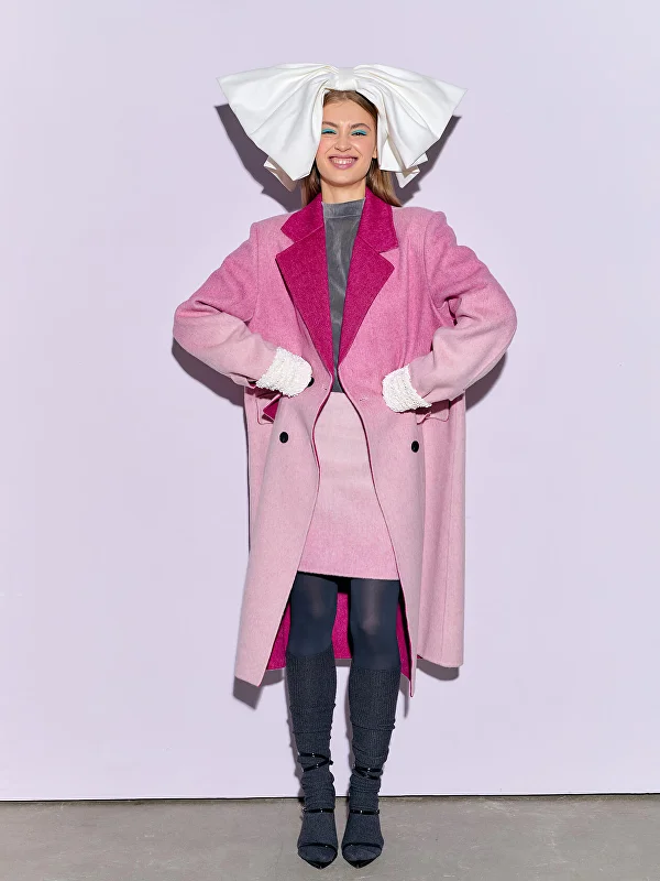 Lookbook съемка одежды для бренда: модель в розовом пальто