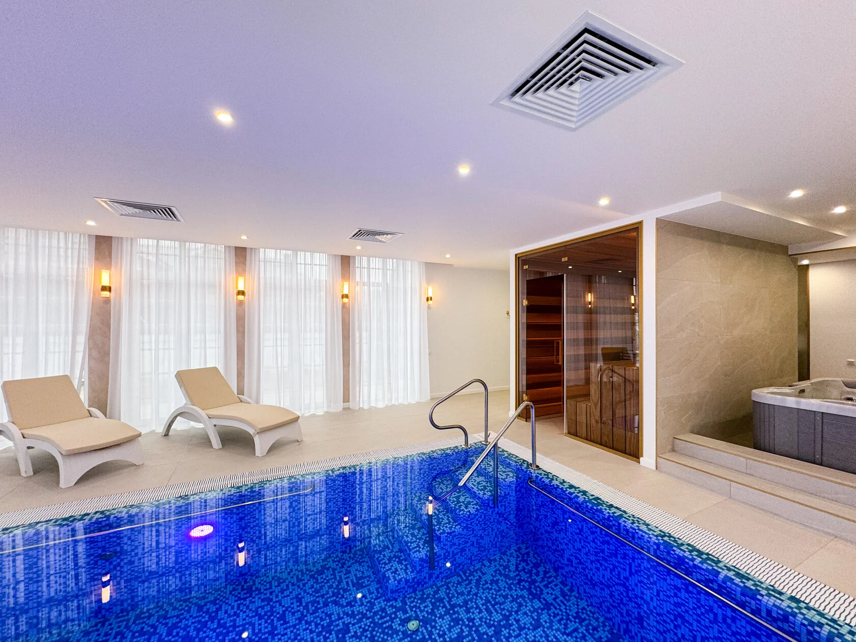 Сауна под ключ с панорамным стеклом и подсветкой