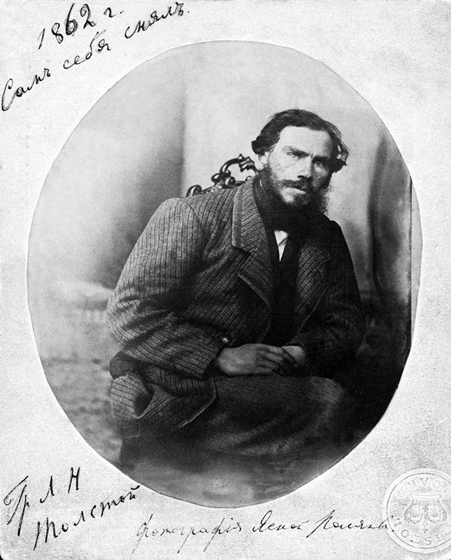 Молодой Лев Толстой. Фотография с надписью «Сам себя снимал».
