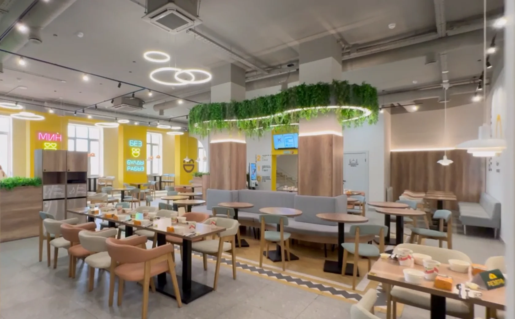 Гости в ресторане формата fast casual KSTB