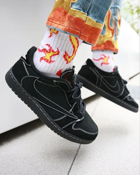 AIR JORDAN 1 RETRO LOW TRAVIS SCOTT BLACK PHANTOM 100