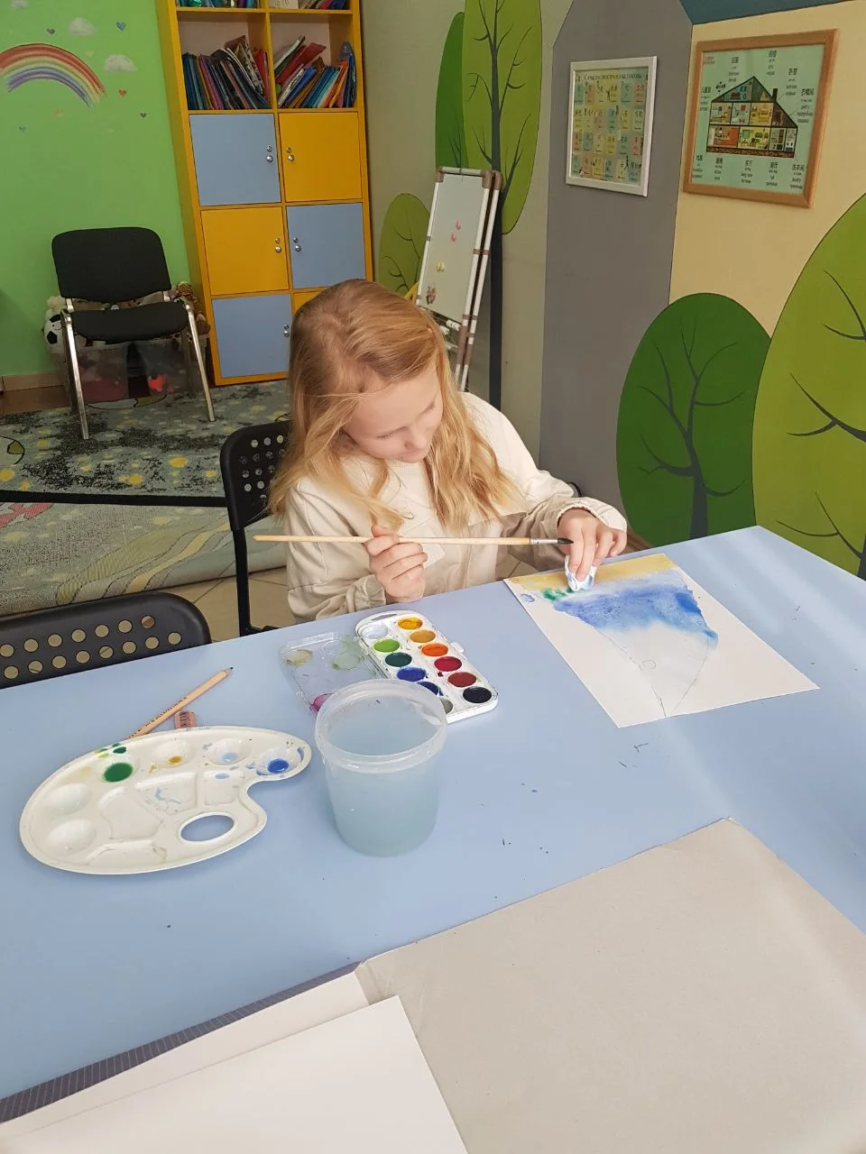 Ребенок расписывает пряник