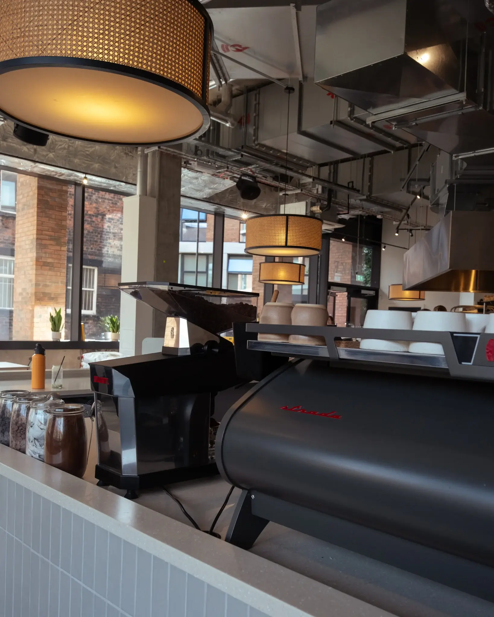 Свен (Swan) на профессиональной кофейне рядом с кофемашиной La Marzocco
