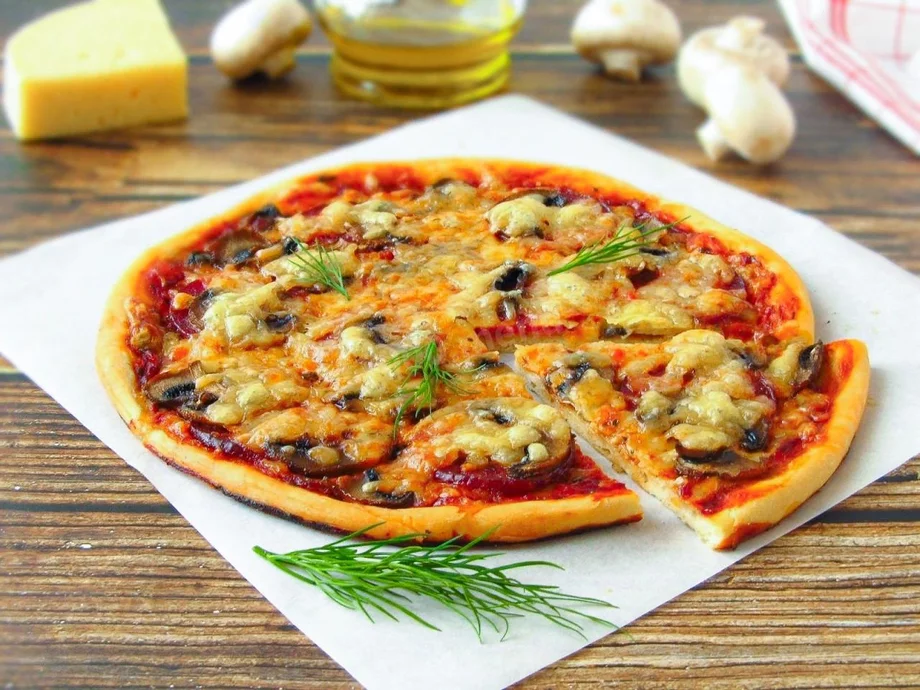 Пицца с колбасой, помидорами, сыром и грибами - рецепт с фото