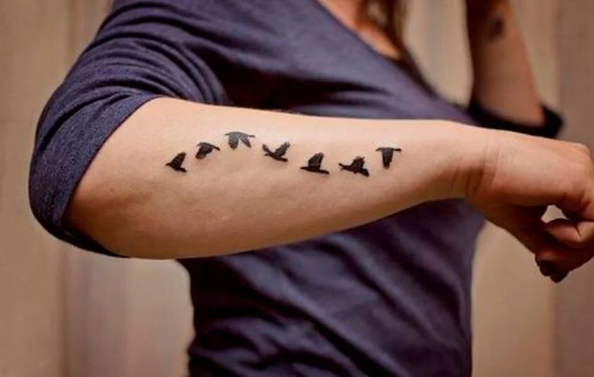 Маленькие мужские тату на руке — топ самых лучших мини татуировок