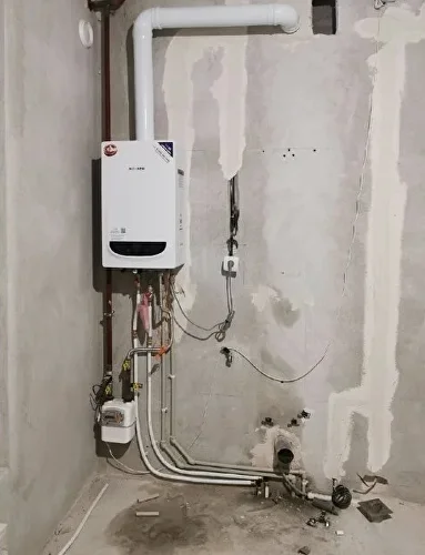 Новый современный газовый котел после установки