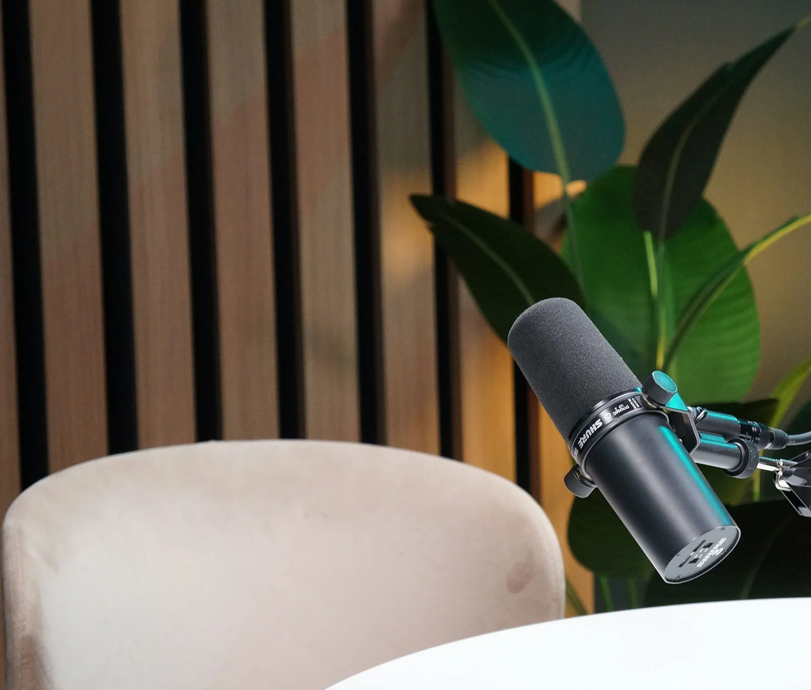 Микрофон Shure MV7X в студии