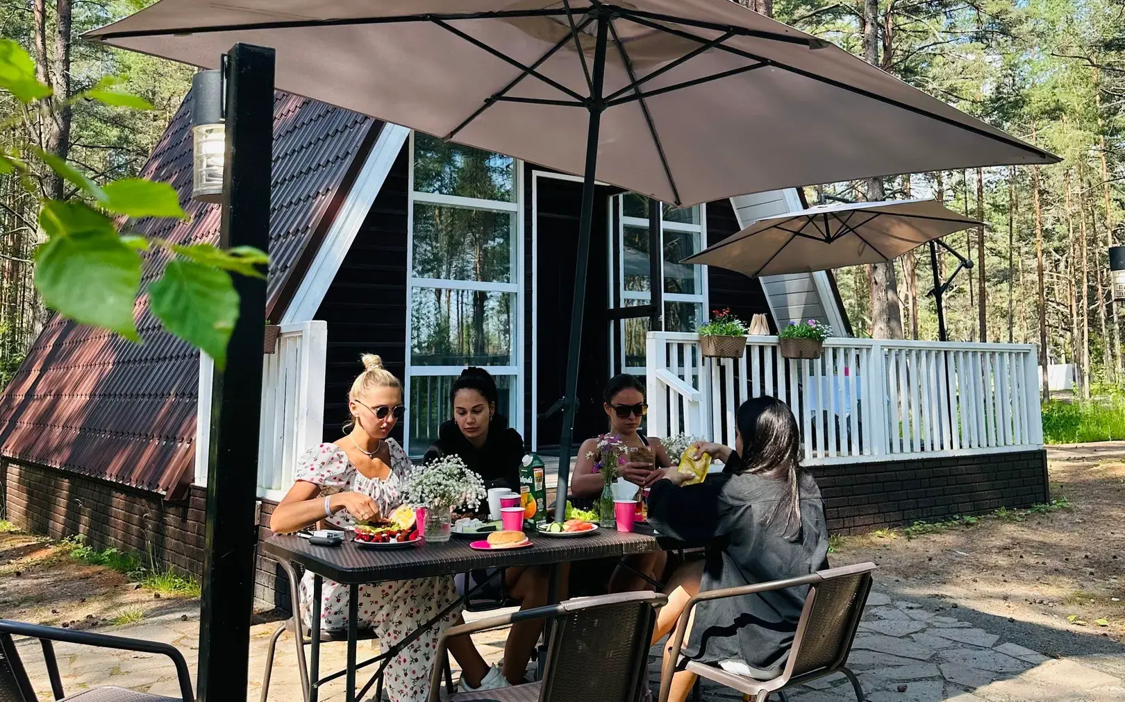 Гости за столом на террасе A-Frame Family