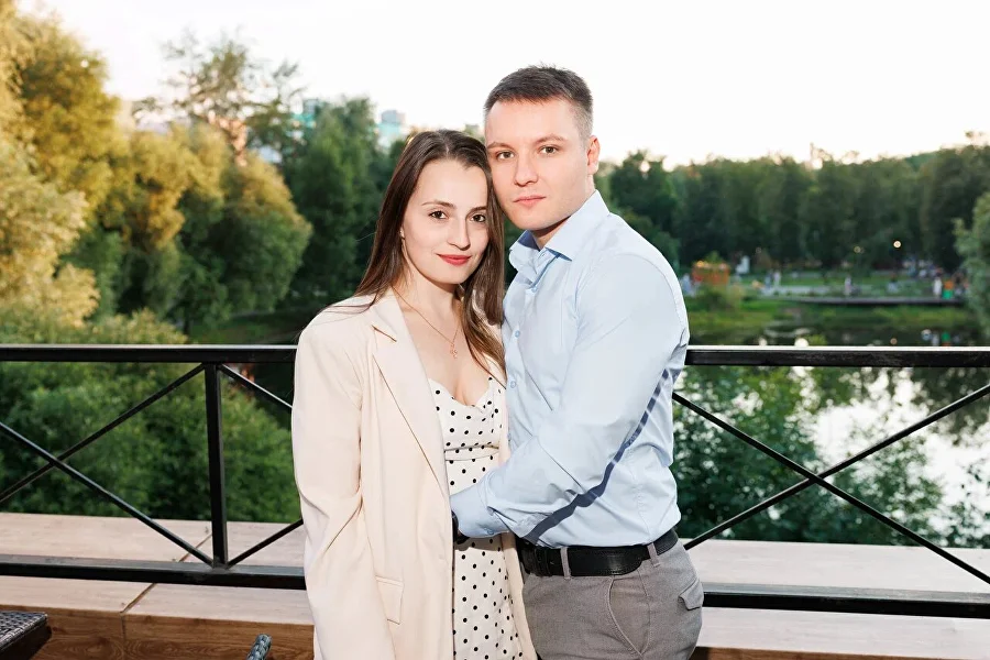 Гости на веранде с видом на пруд