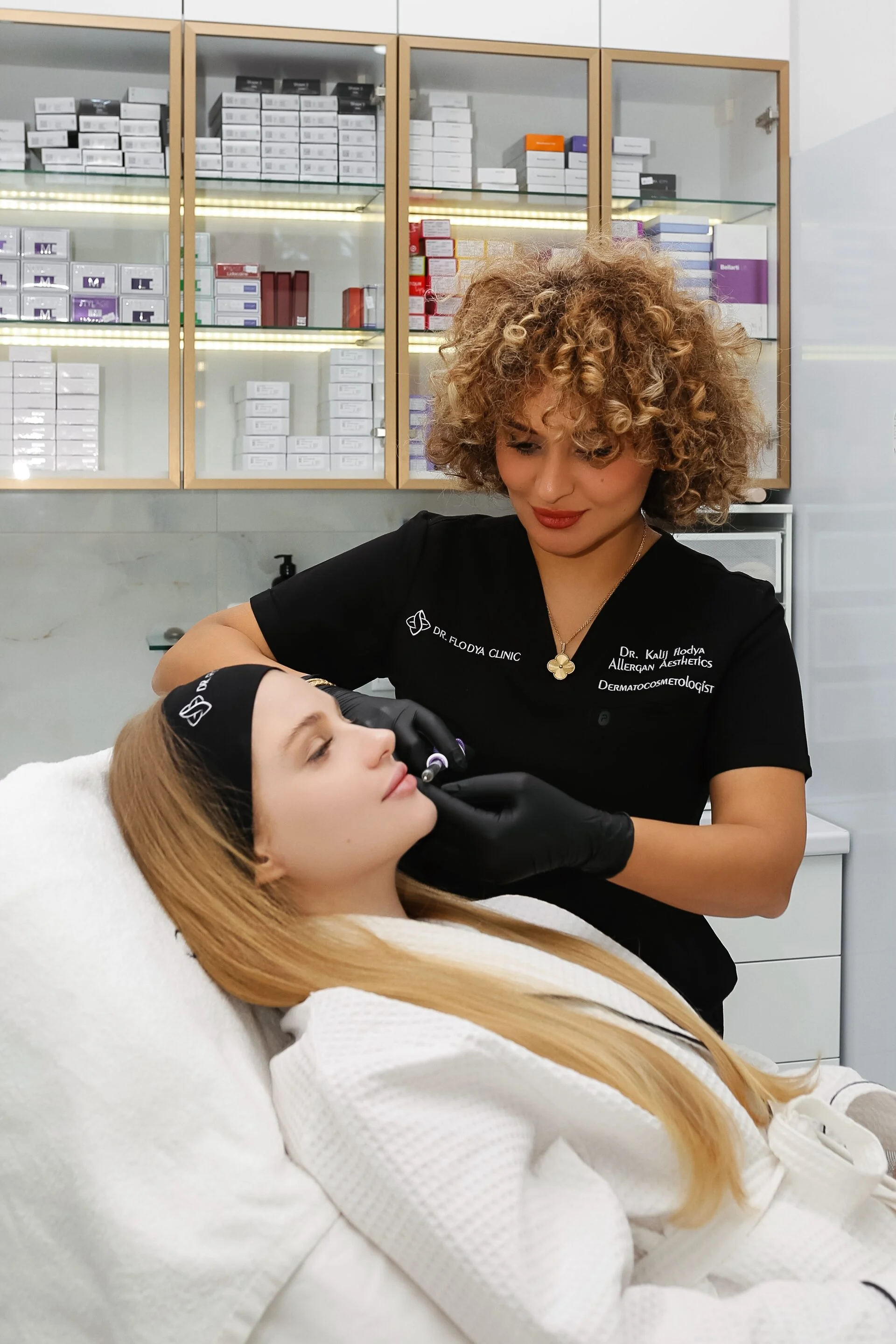 Контурная пластика губ в Краснодаре — доктор Флодия Калидж за работой, DR. FLODYA CLINIC