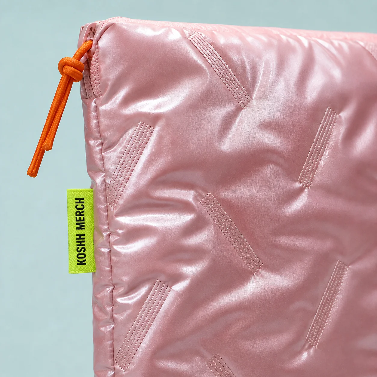 Жаккардовая бирка KOSH MERCH на чехле для ноутбука