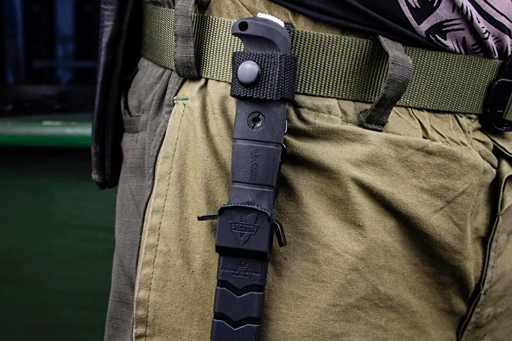 Vector sheath carried vertically on a belt
