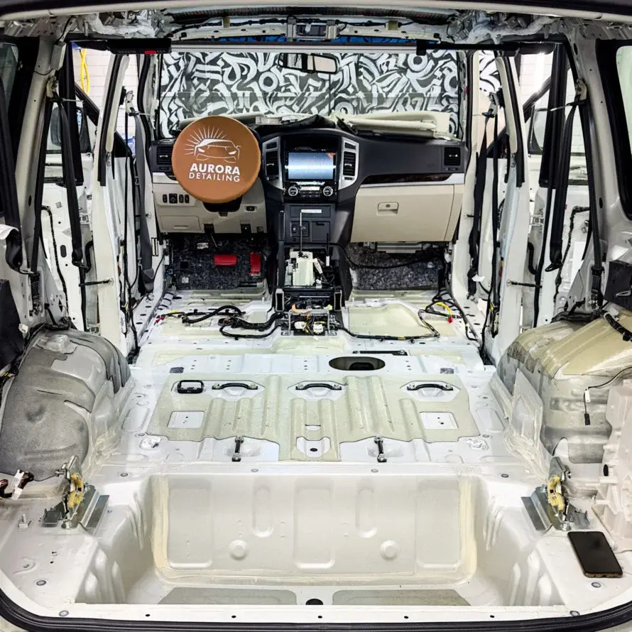 Mitsubishi Pajero до шумоизоляции - голый метал, никаких прокладок