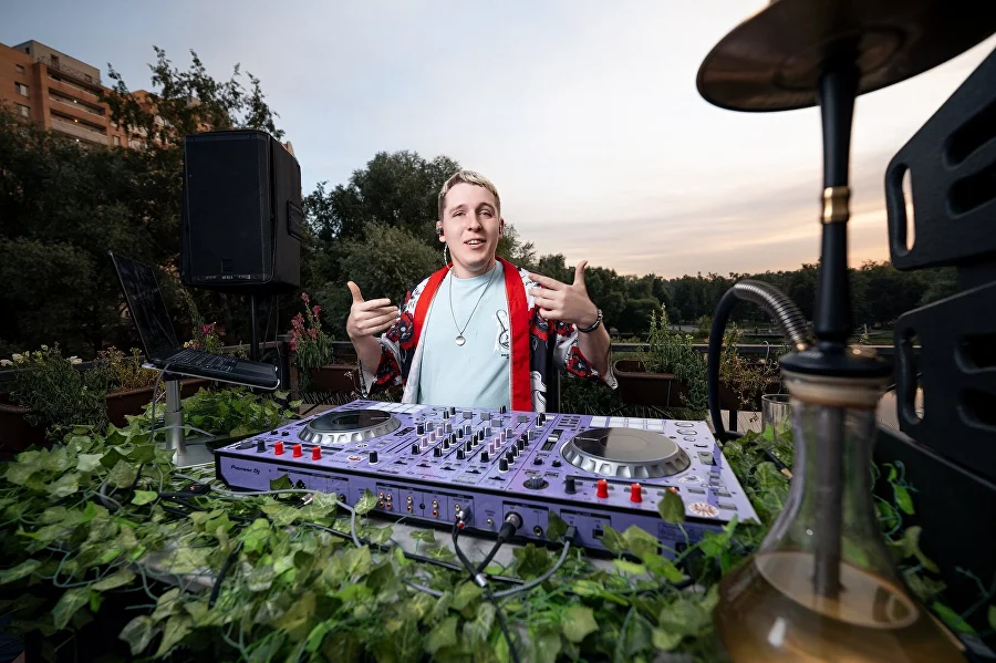 DJ на закате