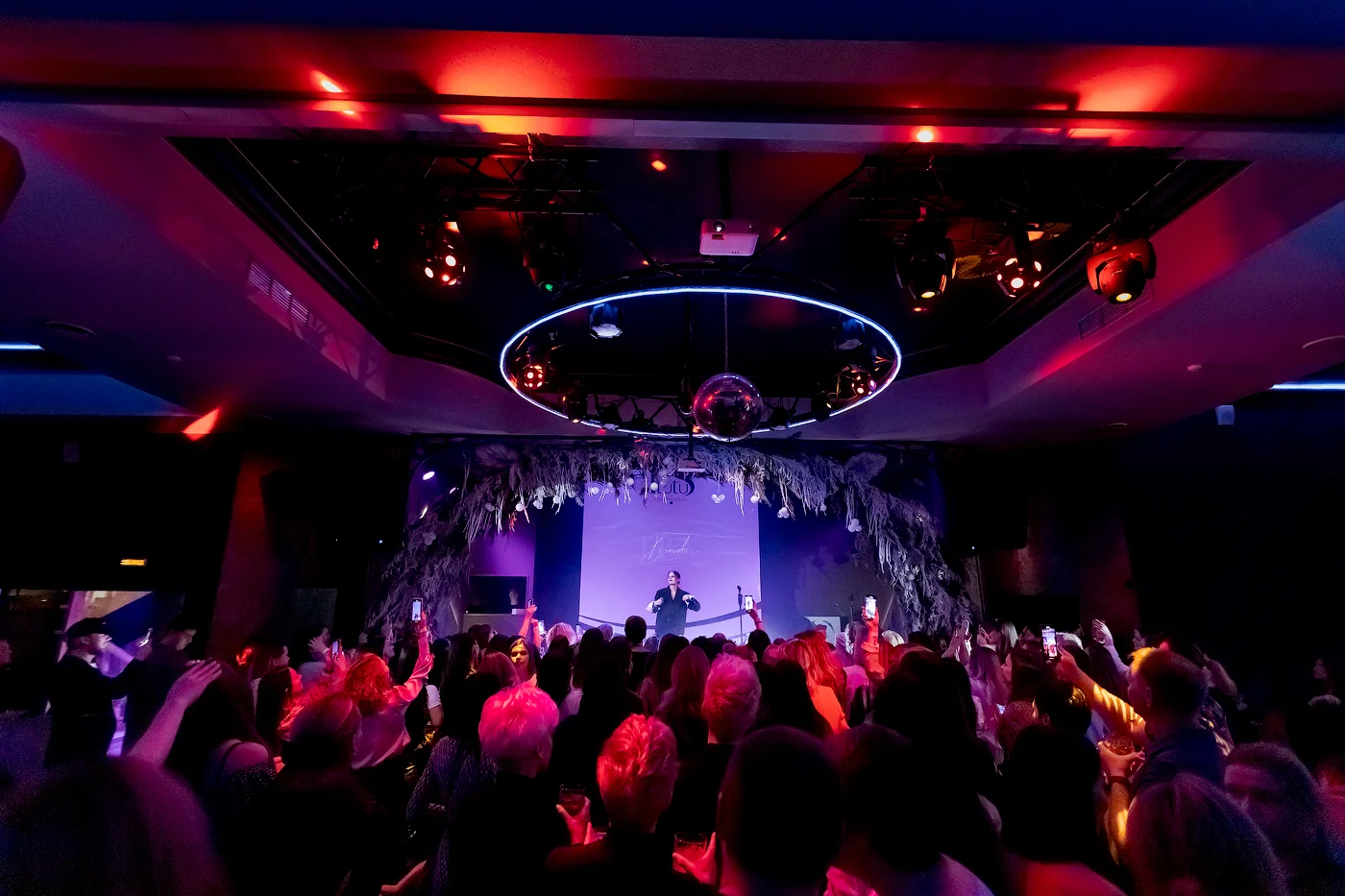 Интерьер премиального ресто-клуба и караоке Plutus в Сочи