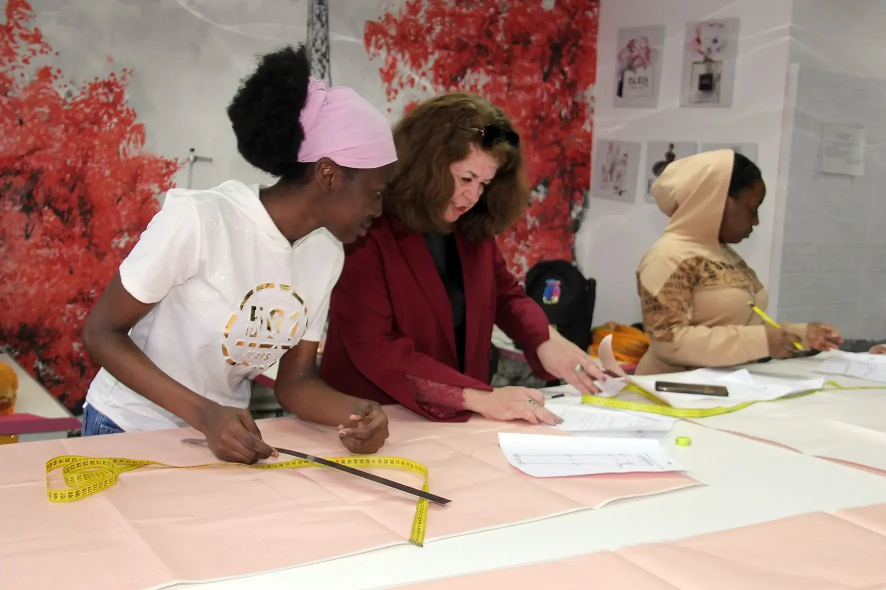 Совместная работа участников проекта Таврида Модная в мастерской