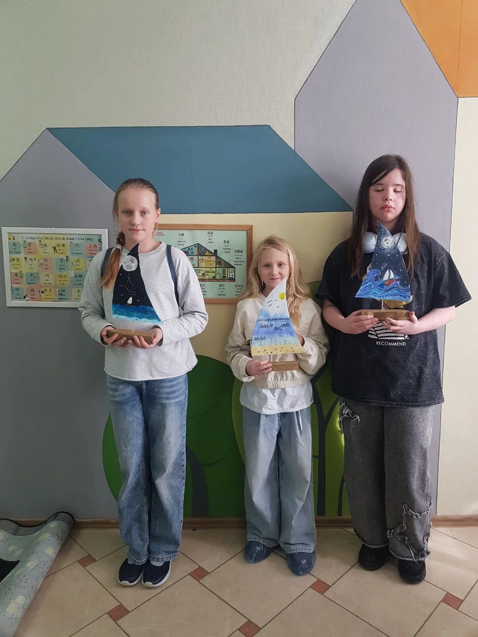 Детские руки с ловцом снов