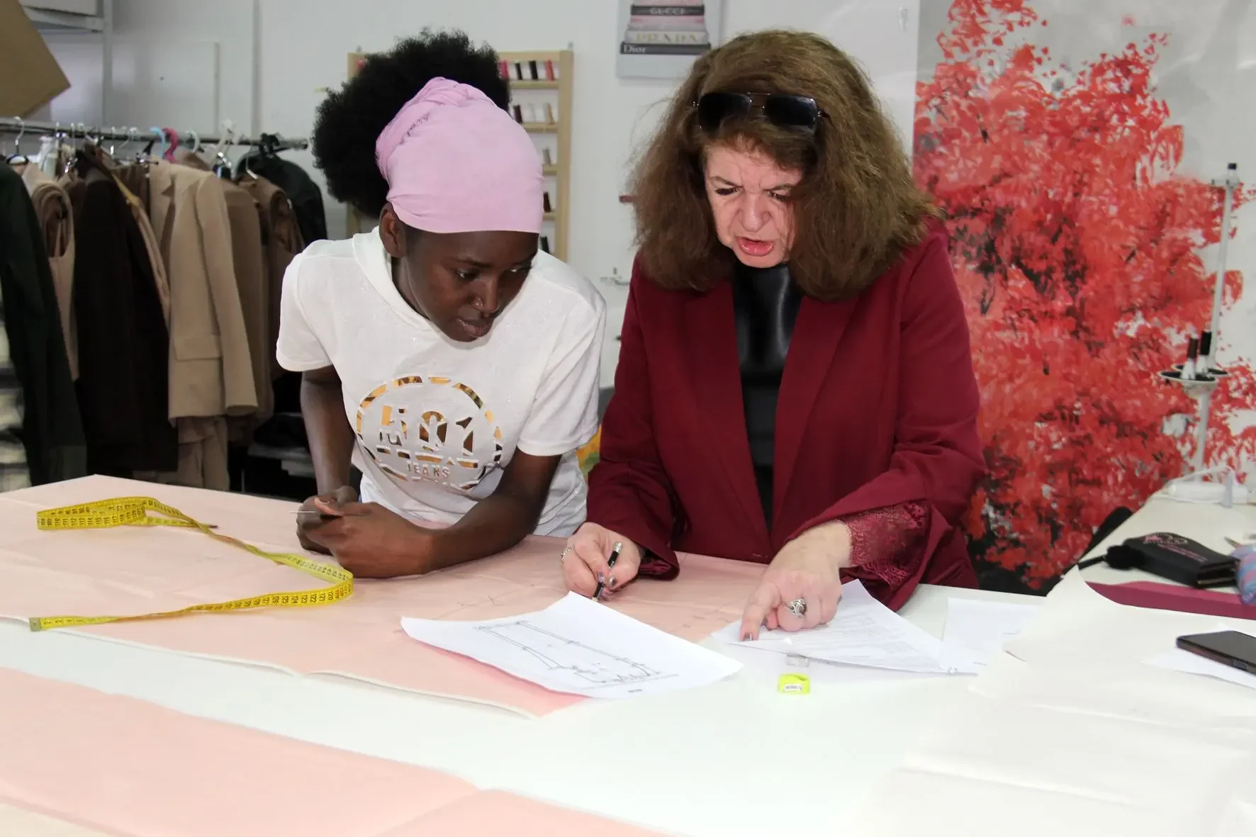 Участники проекта Таврида Модная работают в мастерской