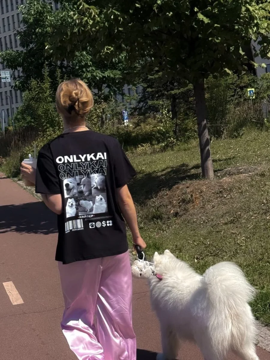 Девушка с самоедом в футболке ONLYKAI