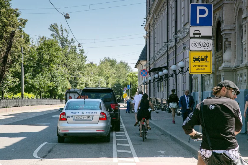 Велосипедист на пешеходном переходе, тротуаре и проезжей части