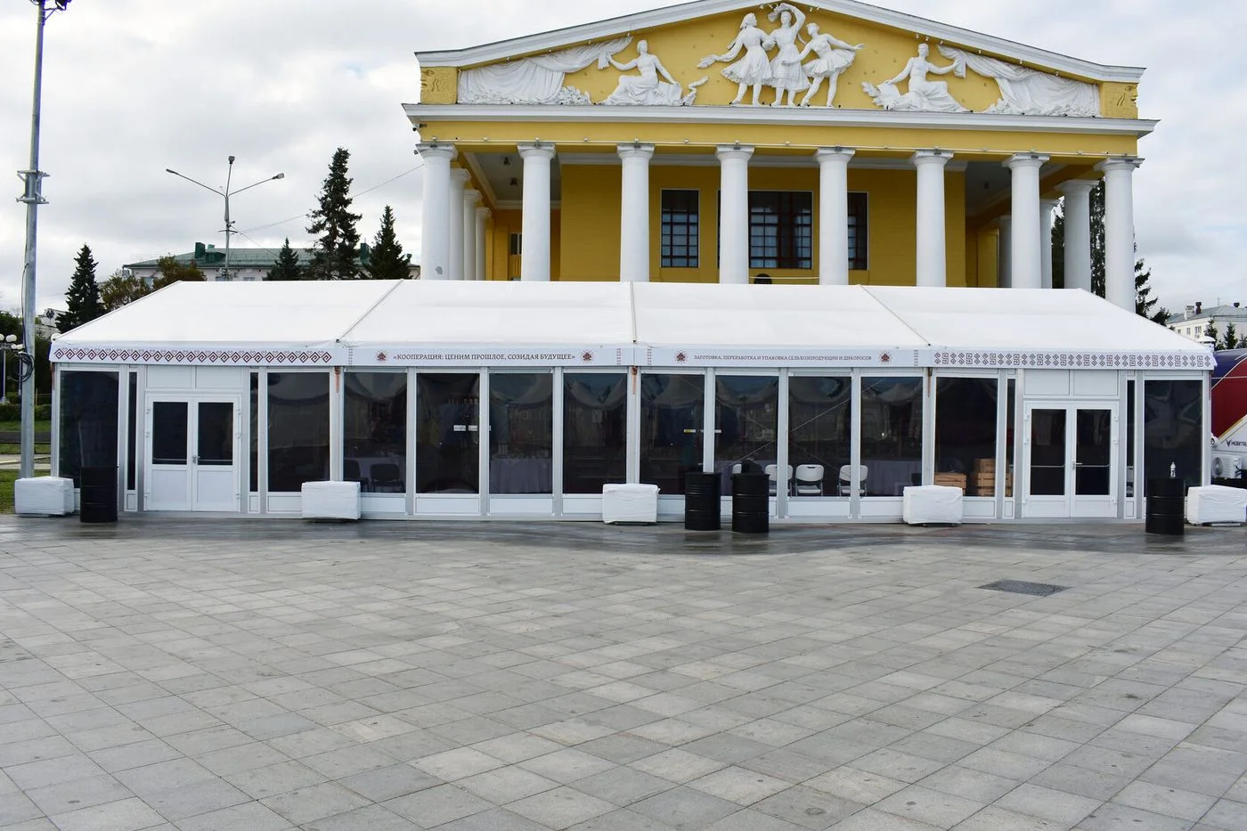 Аренда шатров — панорамный павильон на городской площади
