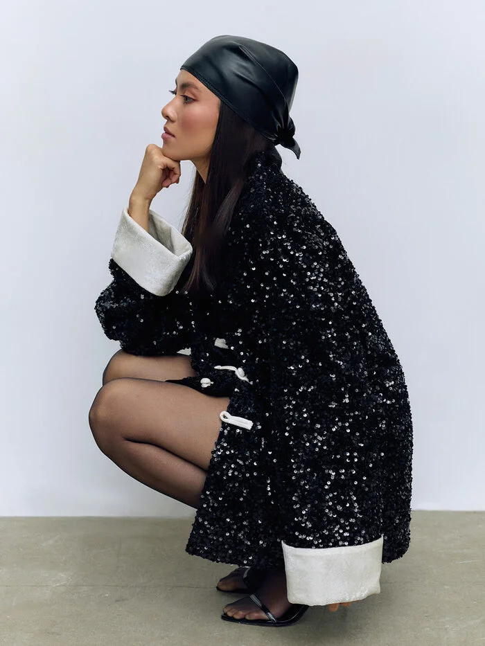 Lookbook съемка для бренда одежды: девушка в черном жакете с пайетками