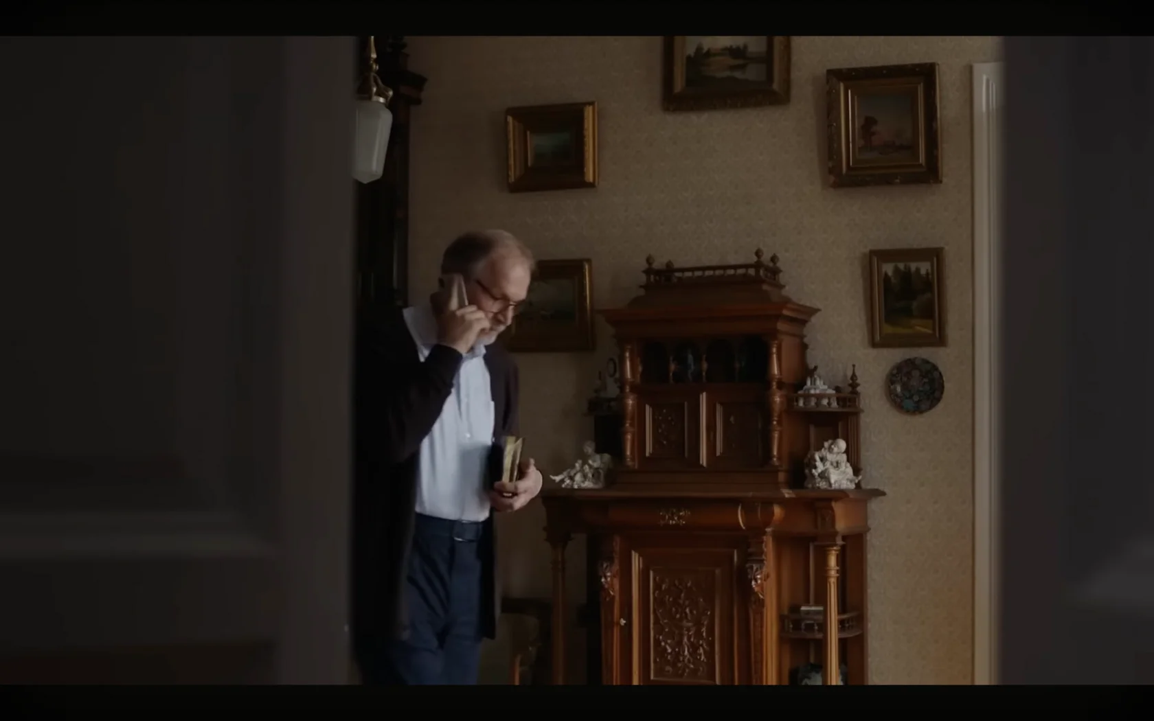 Дед у буфета