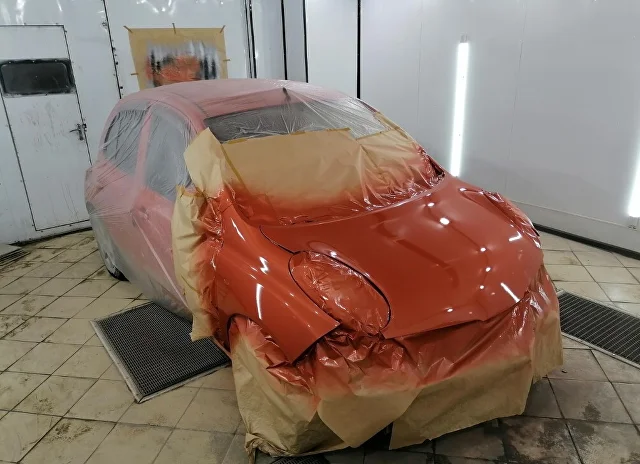 Автомобиль после покраски в окрасочной камере