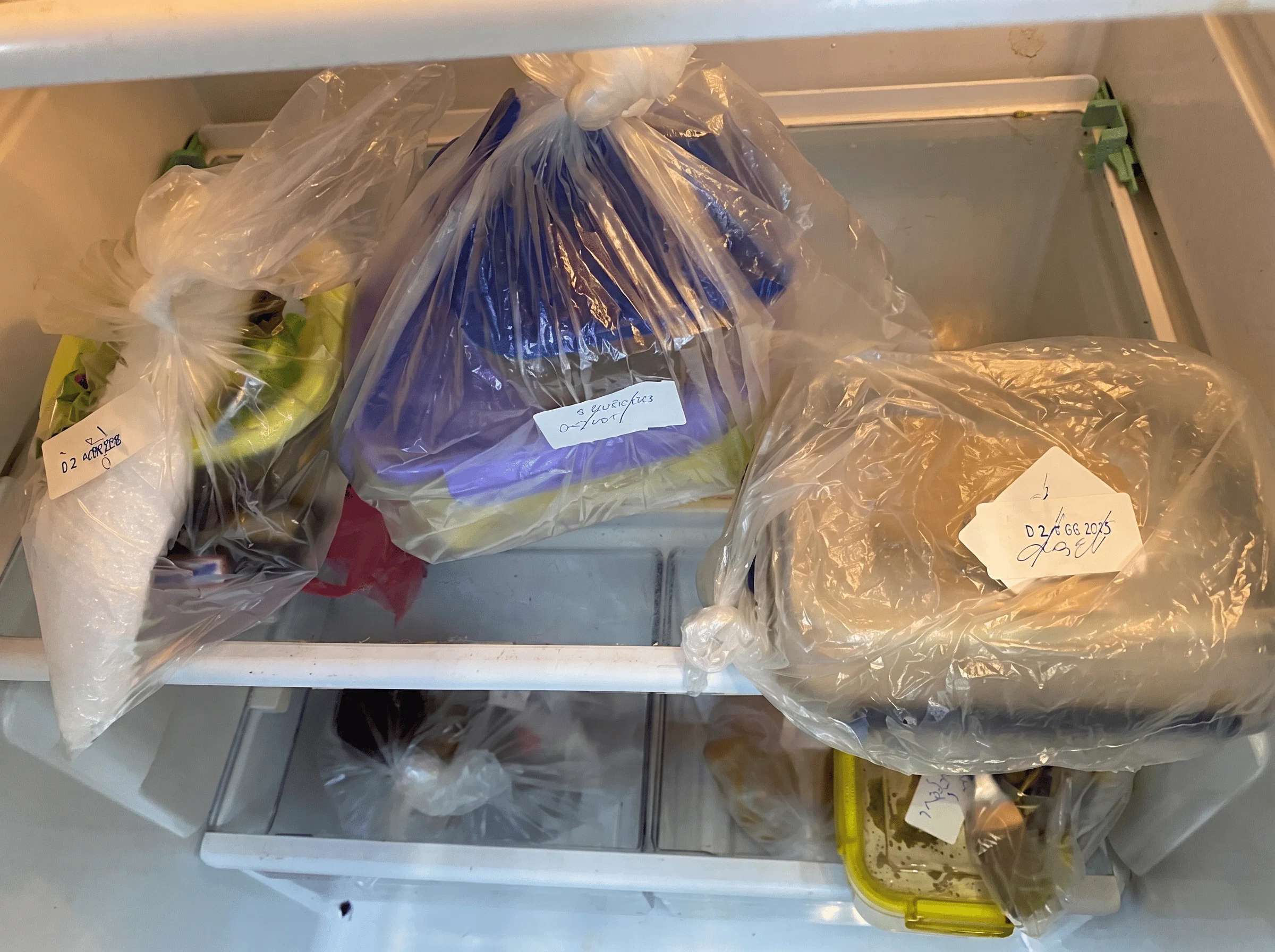 Холодильник в комнате приёма пищи с подписанными продуктами сотрудников