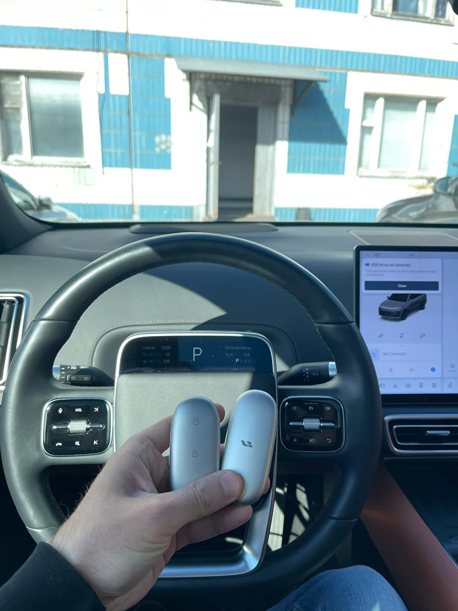 Ключи Li Auto в салоне автомобиля