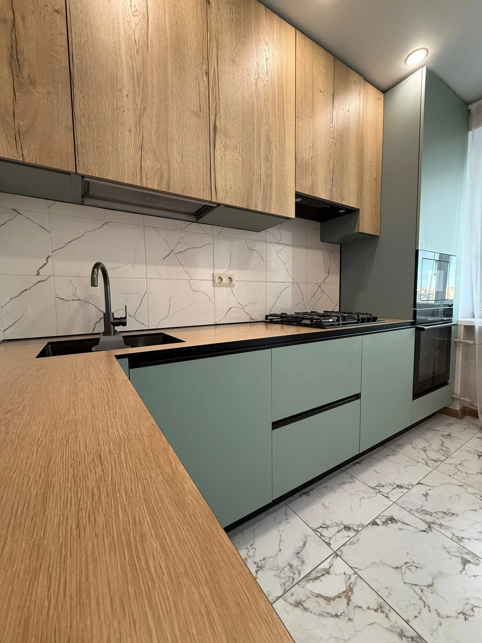 Детали кухни Madera Lyna с фасадами Макарун и Ель Умбра