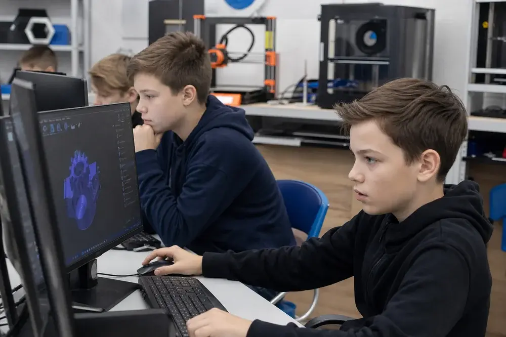 Подростки изучают 3D моделирование