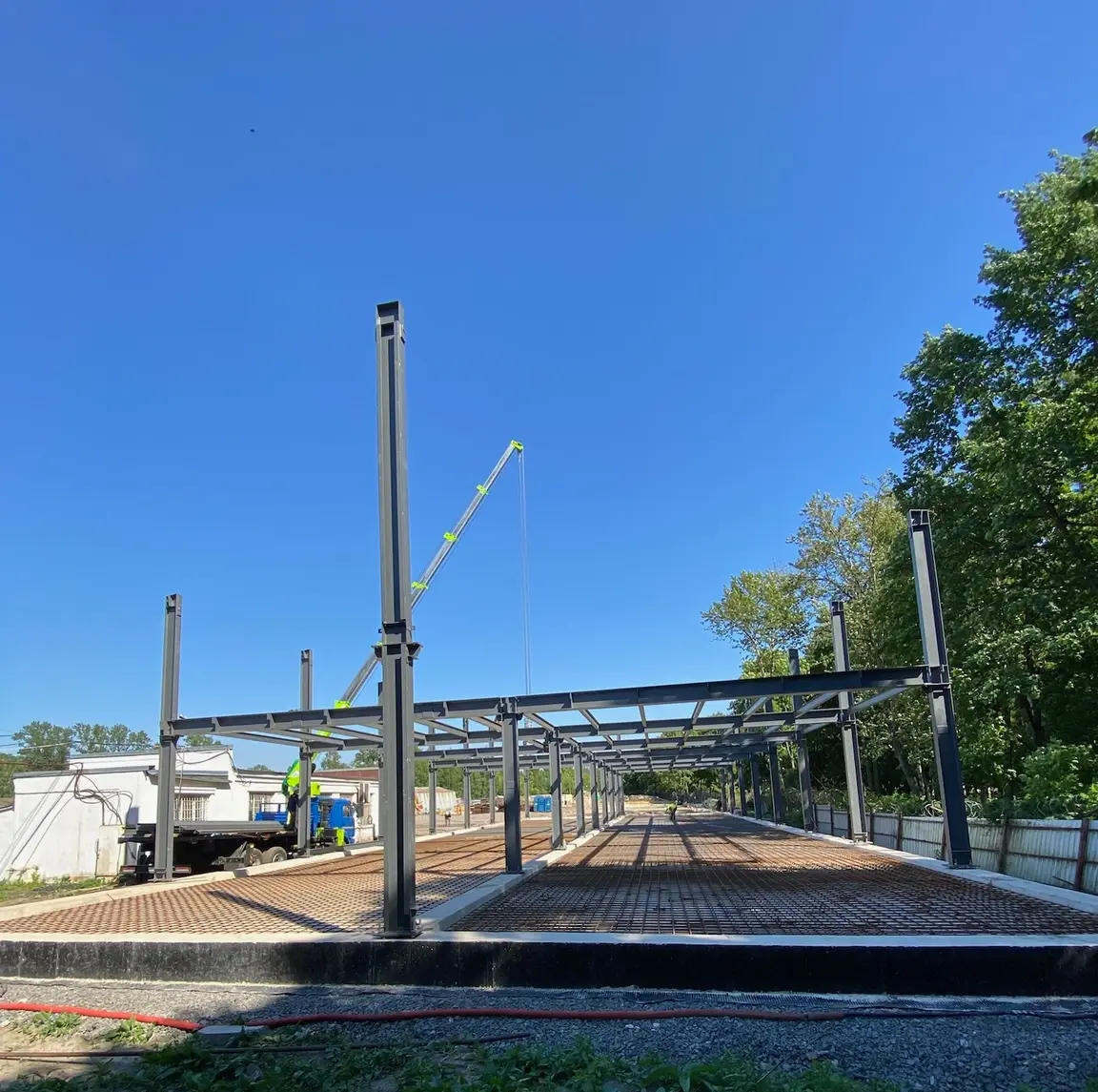 Строительство ангара из ЛМК в Санкт-Петербурге: возведение колонн и монтаж антресоли 2 этажа