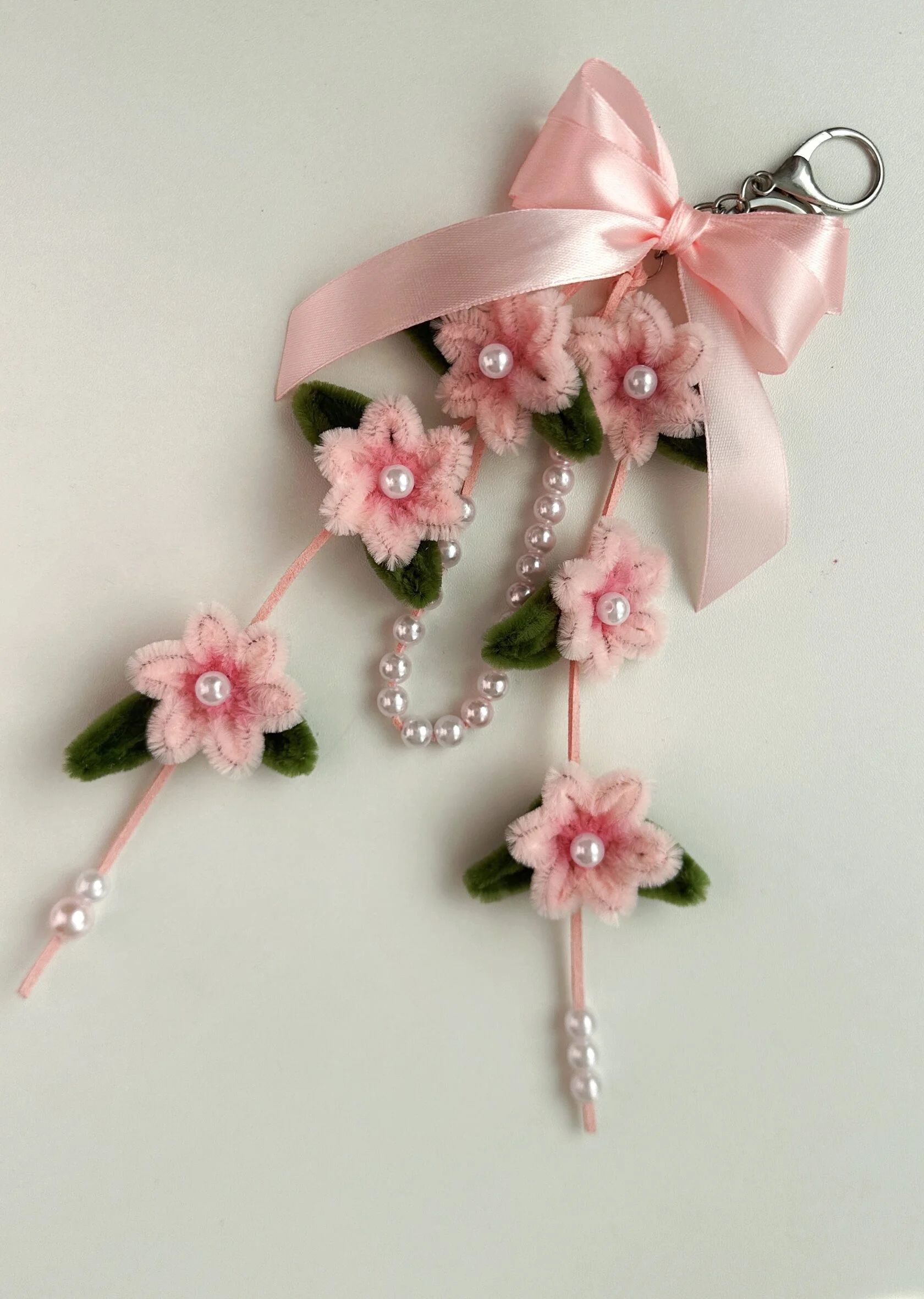 Розовые цветы из синельной проволоки