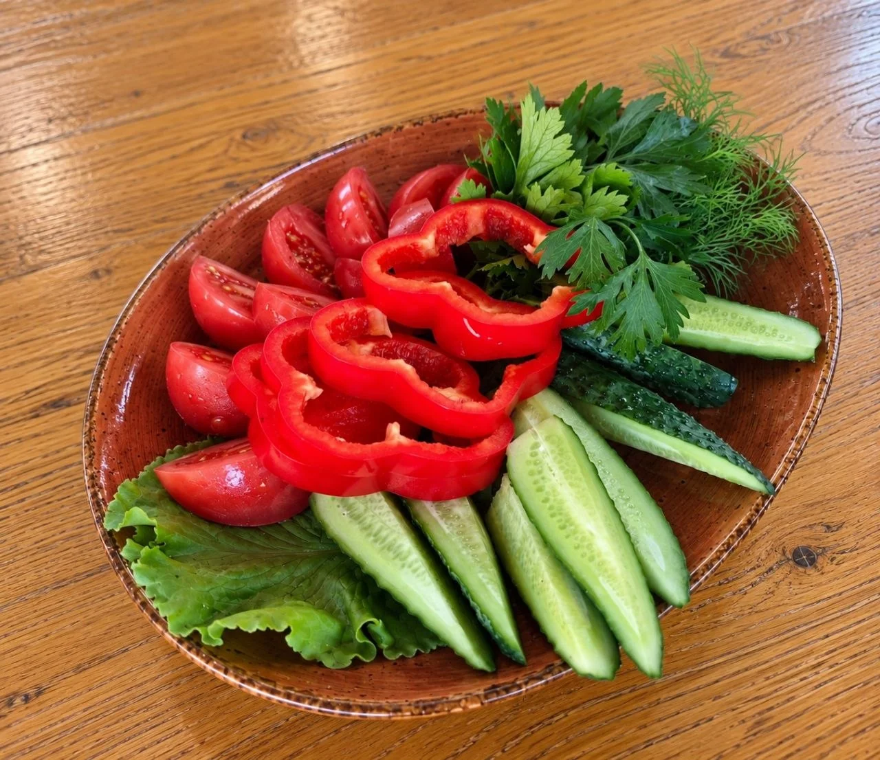 Несколько одинаковых мясных порций для гостей банкета