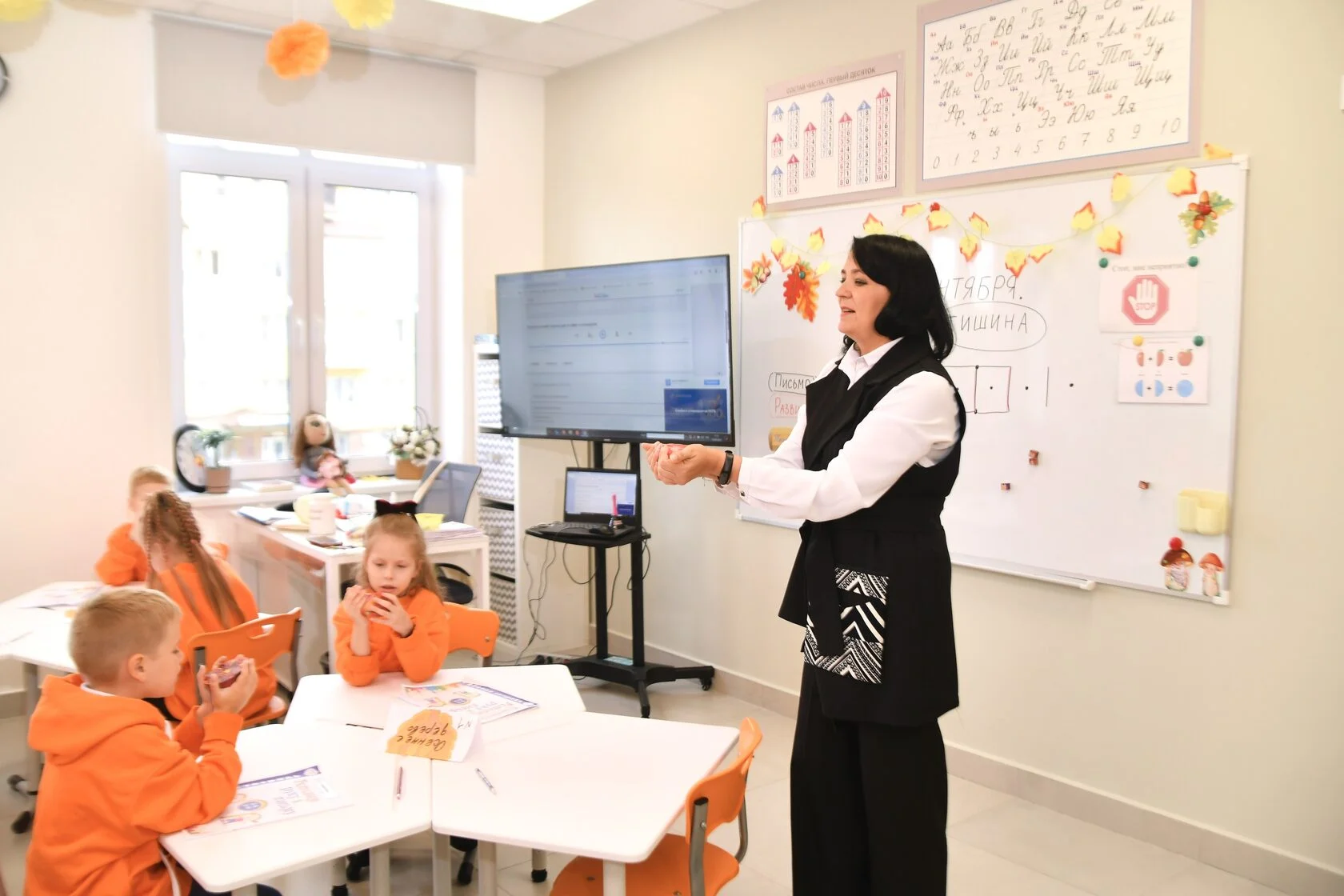 Преподаватель работает с учениками