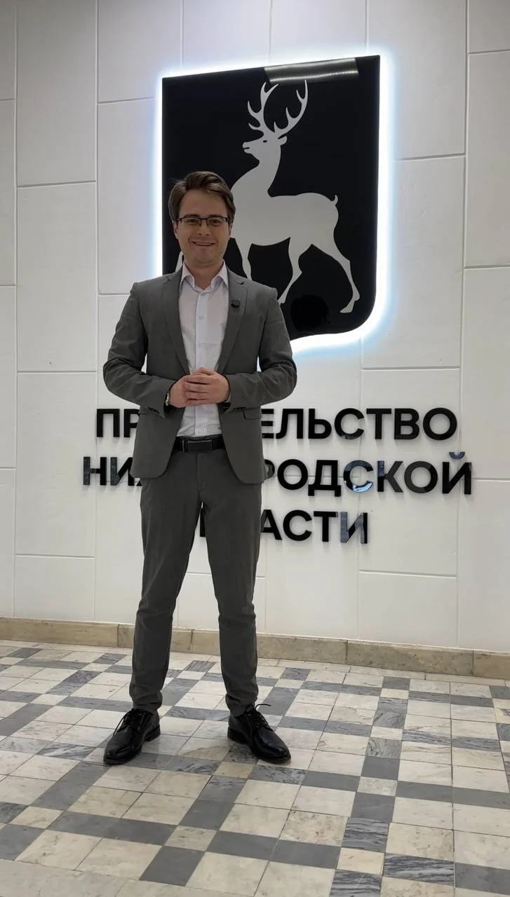 Егор Кияев на фоне Правительства Нижегородской области во время участия в губернаторском проекте